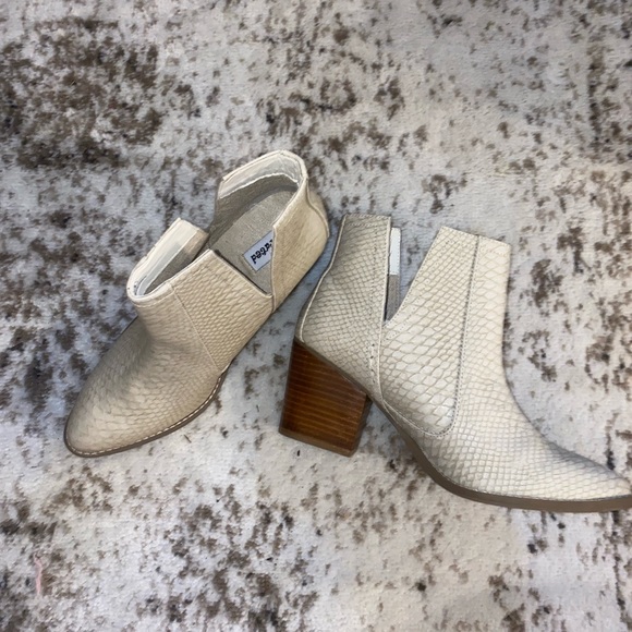 NWOB Light beige snake print booties - Picture 4 of 7